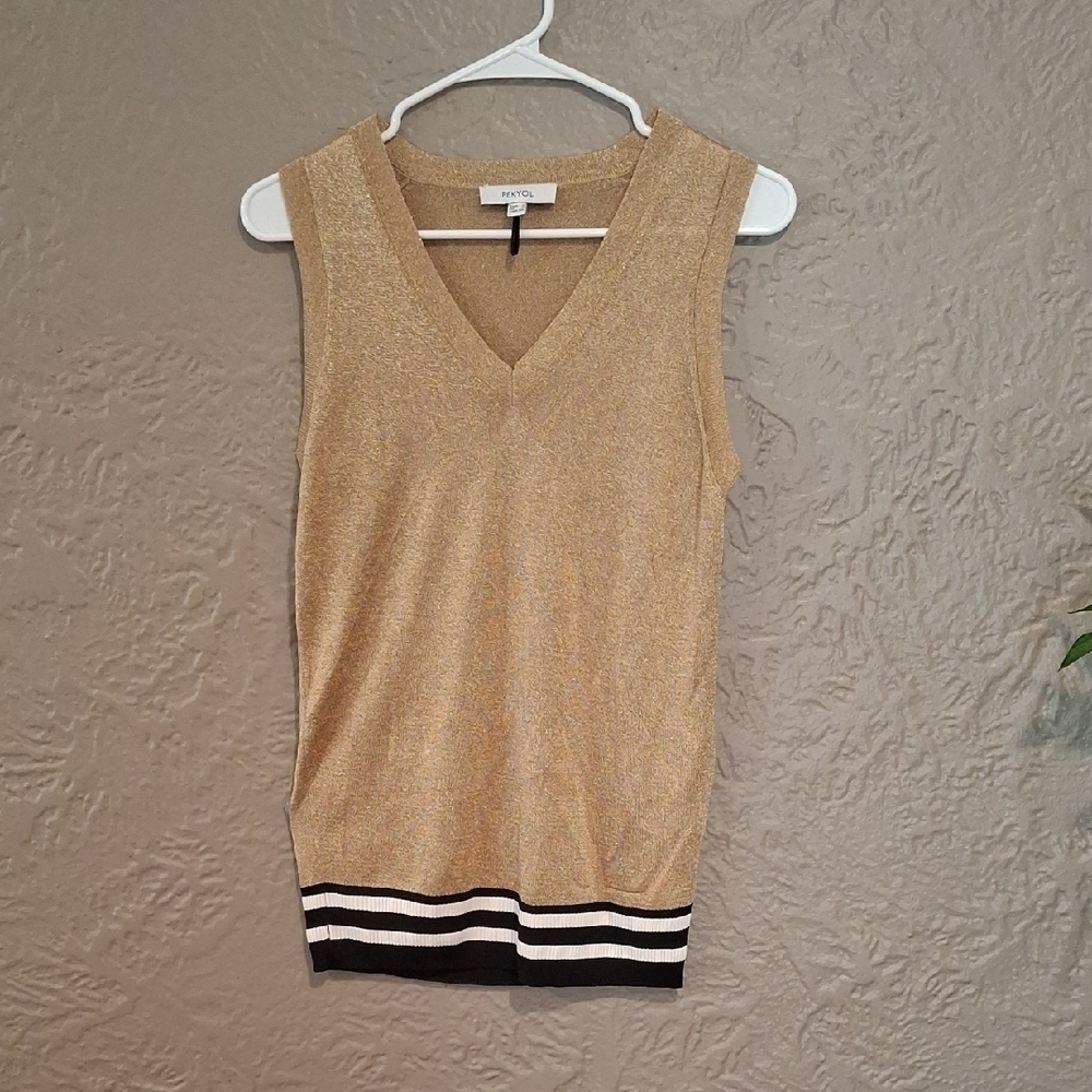 IPEKYOL Wome's Gold V-Neck Top.